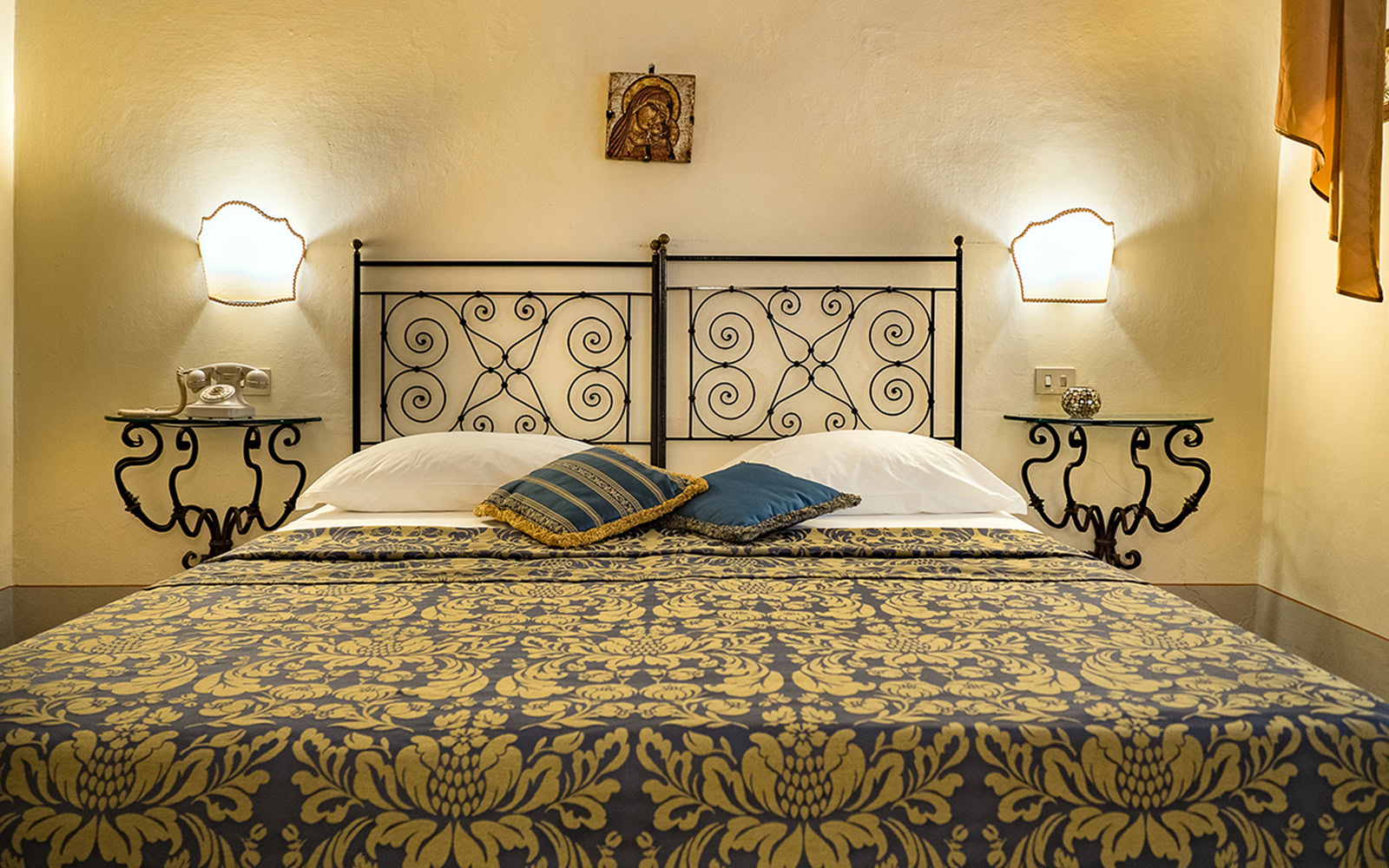 Where to stay in Cortona — historic room at Hotel San Michele in the Baldelli Palace