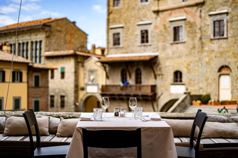 Best restaurants in Cortona — Ristorante La Loggetta overlooking Piazza della Repubblica