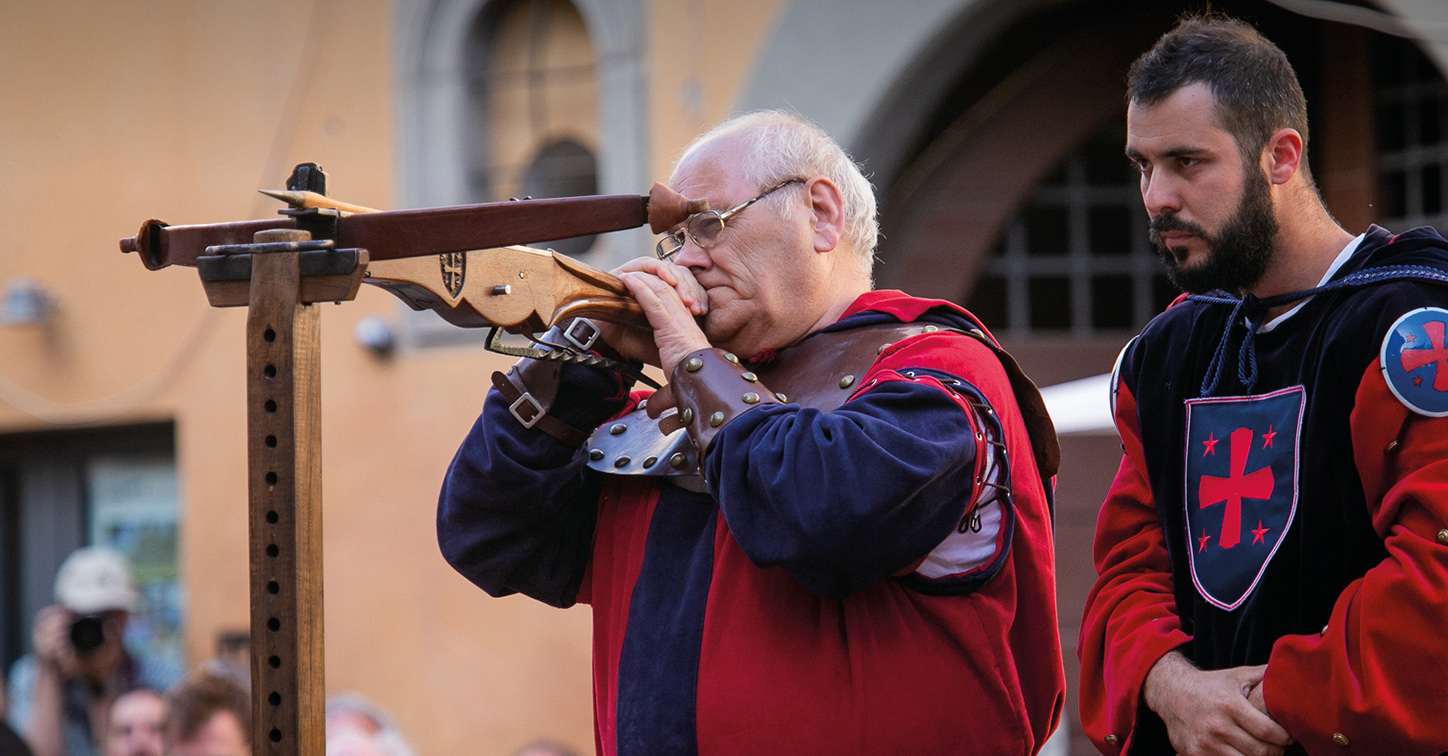 Giostra dell'Archidado — medieval crossbowmen competing in Piazza Signorelli, Cortona