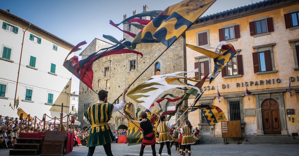 Giostra dell'Archidado — flag-throwers performing in Cortona during the medieval festival